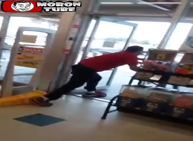 Video :A security guy must somewhat coerce a riffraff who won't leave a business